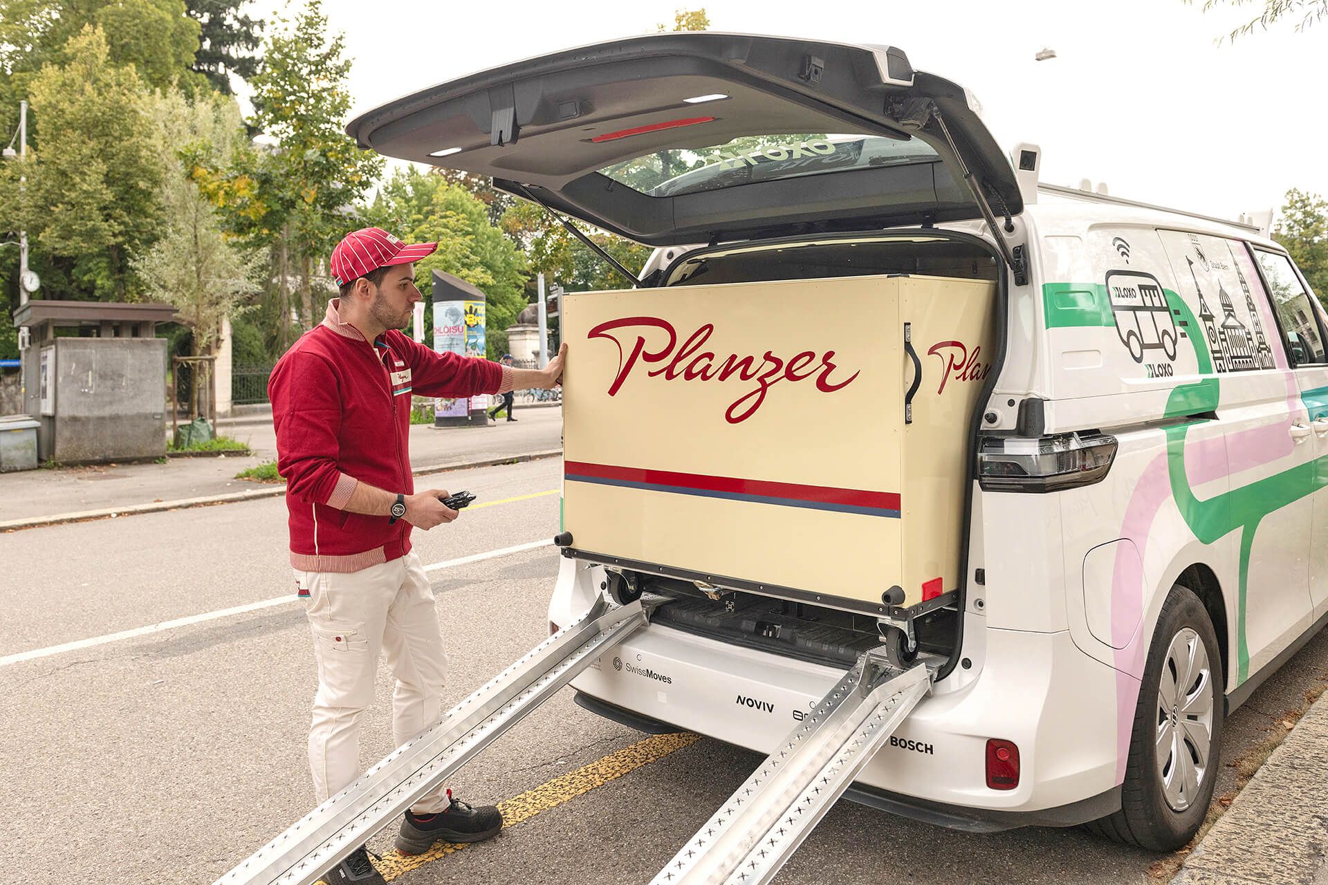 Planzer Paket und LOXO Fahrzeug